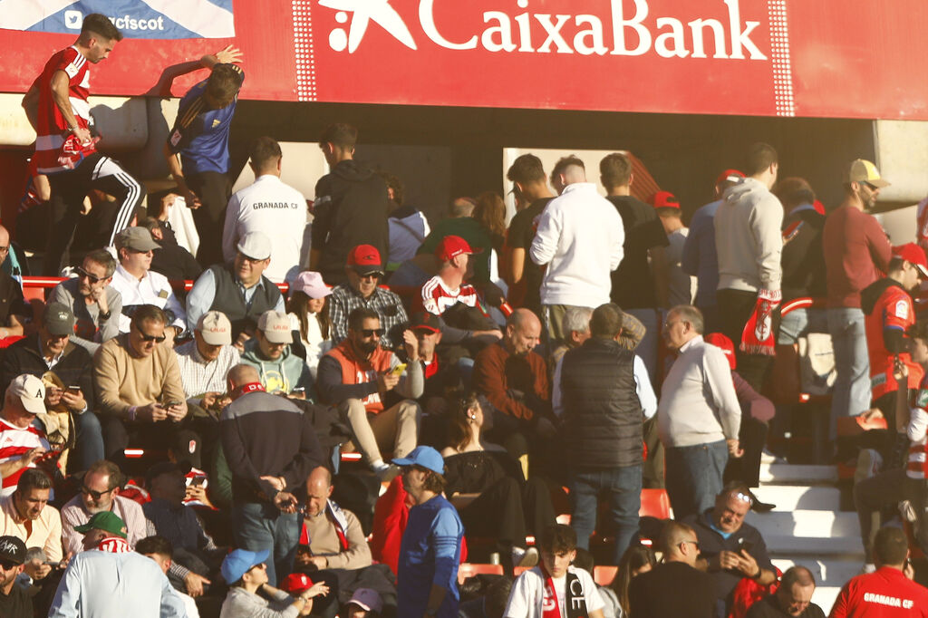 La grada de Los C&aacute;rmenes durante los primeros minutos del Granada - Athletic