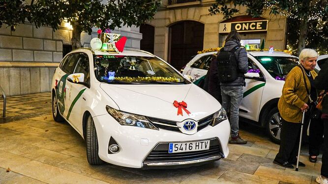 Luces de Navidad, baile y sonrisas: taxis de Granada pasean a los mayores por la ciudad