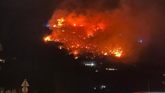 Imagen del incendio forestal declarado durante la noche del martes en Lanjarón