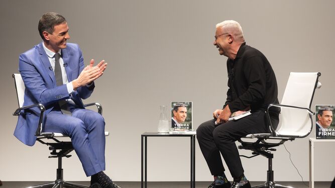 Pedro Sánchez apluade entre risas a Jorge Javier Vázquez en el acto de presentación del libro 'Tierra Firme'.