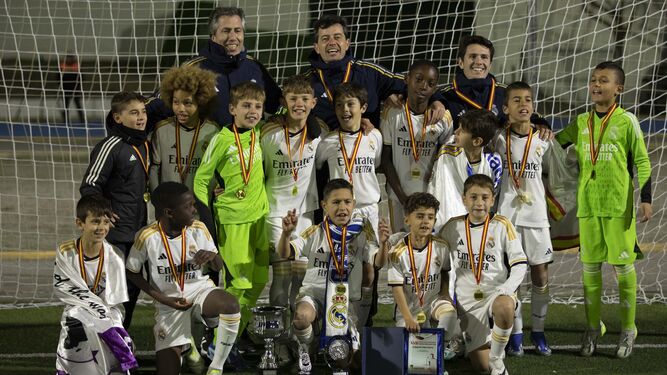 El Real Madrid posa con el trofeo conquistado en Pinos Puente.