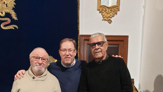 Juan José Ruiz Montijano, en el centro, junto a los autores de los prólogos, Pepe Cantero y Enrique Cabrera.