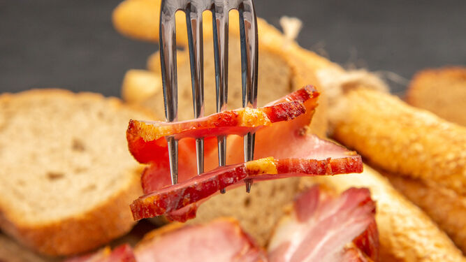 Los ácidos grasos saturados se encuentran, entre otros, en la carne grasa.