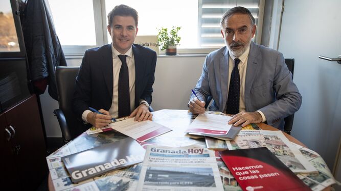 Carlos Álvarez Navas-Parejo, presidente de la AJE Granada y Francisco Donaire, gerente de Granada Hoy durante la firma del acuerdo de colaboración.