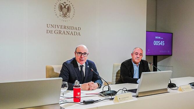 Presentación de la campaña por parte del rector Pedro Mercado y Manuel Marchal, presidente del Banco de Alimentos de Granada.