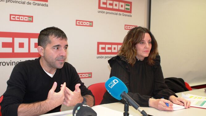El secretario general de CCOO Granada, Daniel Mesa, y la responsable del sindicato de Sanidad, Ana Rodríguez