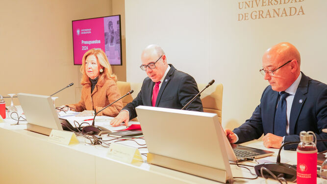 Teresa Pagés, Pedro Mercado y Miguel Ángel Guardia, en la presentación de los presupuestos de la UGR de 2024.