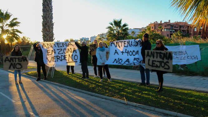 Vecinos de Playa Granada se 'plantan' contra la construcción de una antena de 40 metros