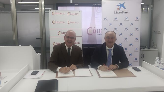 El presidente de la red cameral andaluza, Javier Sánchez Rojas, y el director territorial de CaixaBank en Andalucía, Juan Ignacio Zafra, firman el convenio.