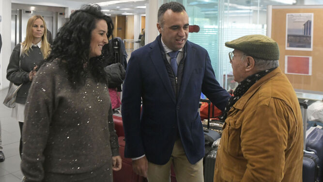 Elena Duque y Francis Rodríguez conversan con uno de los participantes en el programa.