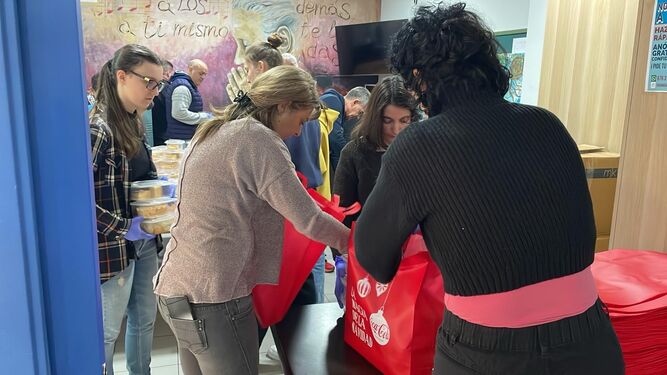 Voluntarios de Coca-Cola y de la Federación de Hostelería en Granada han trabajado de la mano de las entidades en el embolsado y reparto de las comidas.