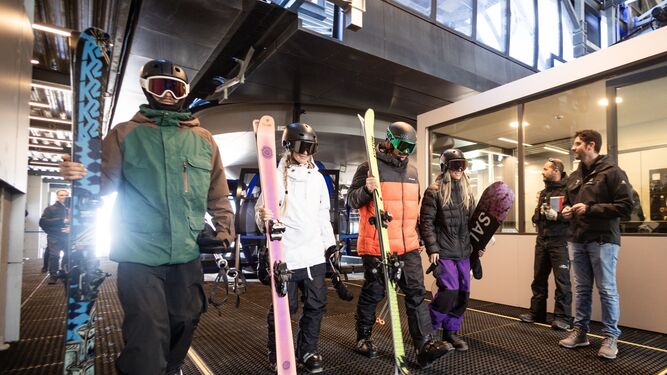 Varios esquiadores este viernes en la estación.
