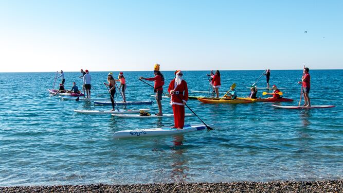 Desde Laponia a la Costa Tropical: Papá Noel disfruta de una jornada de paddle surf en La Herradura