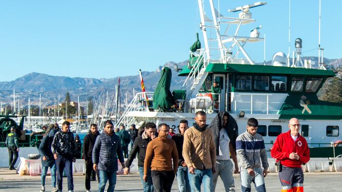 Inmigrantes llegados en patera en el puerto de Motril.
