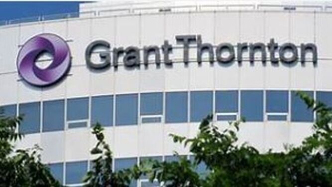Logo de Grant Thornton en las oficinas de la compañía.
