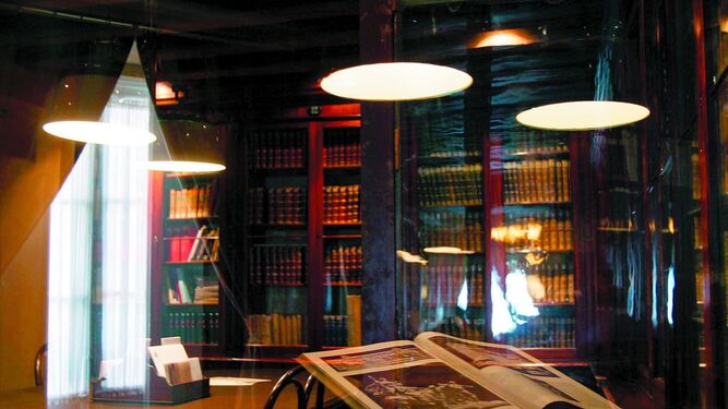 Una vista parcial de una de las salas de lectura de la Biblioteca del Casino Gaditano, con alguna de sus colecciones al fondo, en una imagen de archivo.