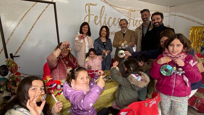 Enseñan a los más pequeños de Granada a reciclar jugando en talleres de adornos de Navidad