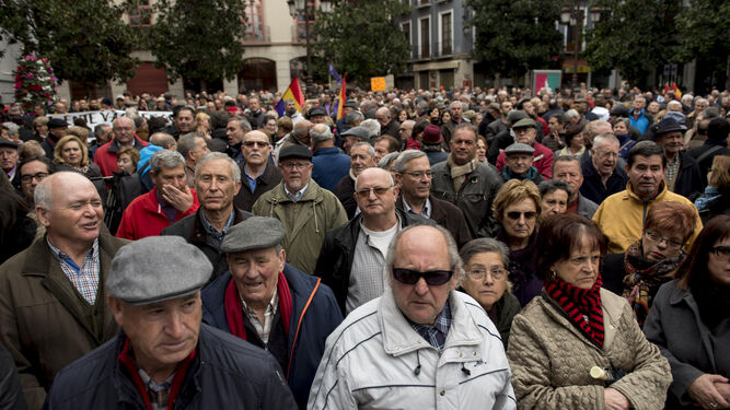Pensionistas de Granada durante una manifestación