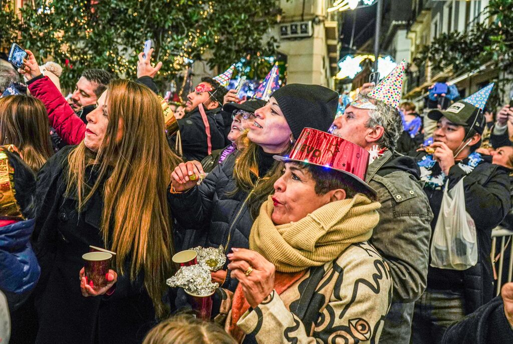 As&iacute; se vivieron las campanadas en la Plaza del Carmen de Granada: uvas y fiesta para recibir a 2024