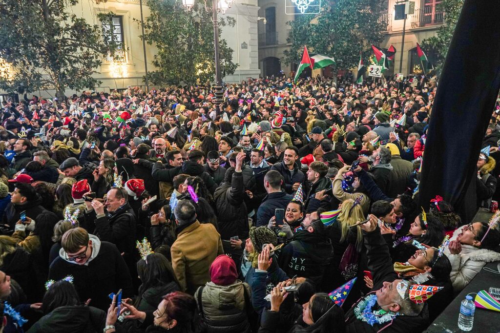 As&iacute; se vivieron las campanadas en la Plaza del Carmen de Granada: uvas y fiesta para recibir a 2024