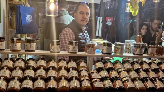 Antonio Calvente en uno de los stand de venta de productos de su empresa.