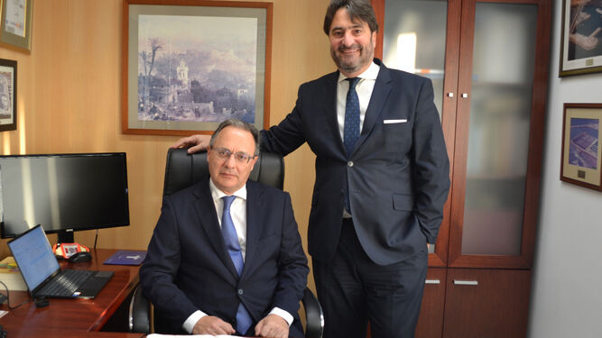 Ozgur Unay Unay y Manuel González Moles (de pie), presidente y CEO de UG21, respectivamente.