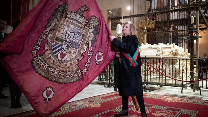 La concejal Rosario Pallarés tremola el estandarte en la cripta de los Reyes Católicos