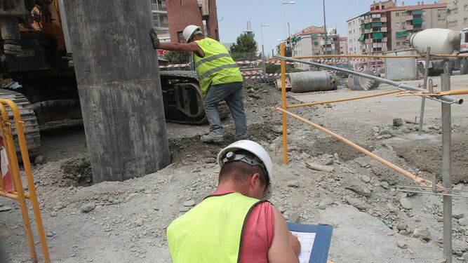 Imagen de archivo de dos trabajadores en el sector de la construcción en Granada