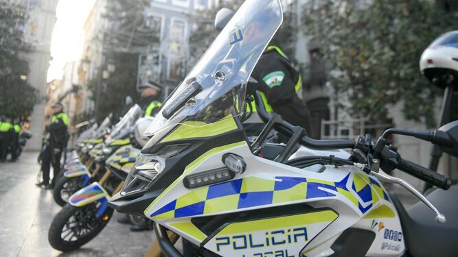 Varias de las nueva motos de la Policía expuestas en la Plaza del Carmen