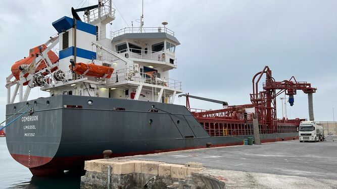 El Puerto de Motril estrena el año con siete barcos operando en una misma jornada