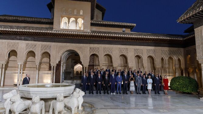Los políticos participantes en la Cumbre de la Comunidad Política Europea de Granada en el Patio de los Leones de la Alhambra