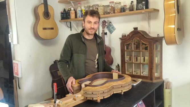 El joven luthier belga Johannes T'Kindt en su taller en Nigüelas