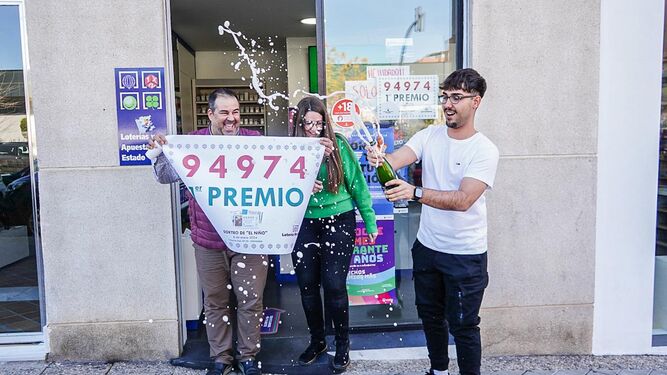 Los empleados del punto de venta de la Calle Ovido de Granada celebran la venta del primer premio