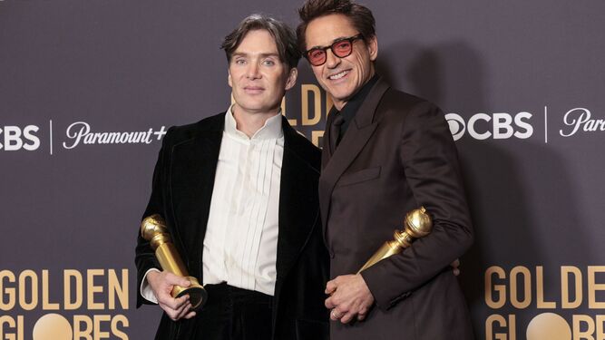 Los actores Cillian Murphy y Robert Downey Jr. en la gala de los Globos de Oro.