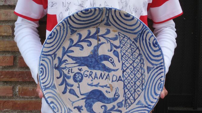 Zafa dedicada al ascenso del Granada en el 66, fabricada por Cerámica Blas Casares.