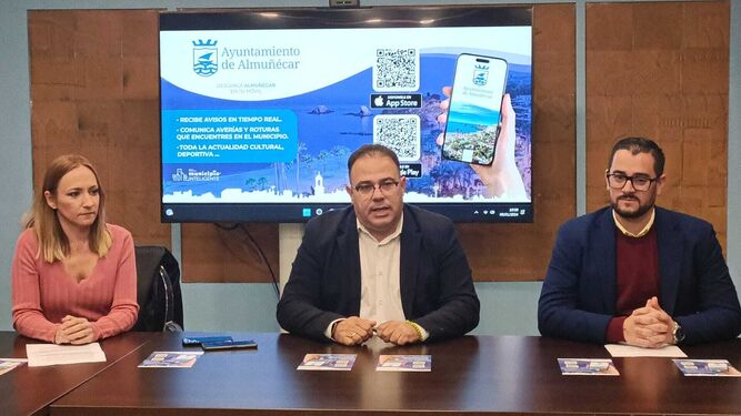El Ayuntamiento de Almuñécar presenta una aplicación para mejorar la comunicación con los vecinos