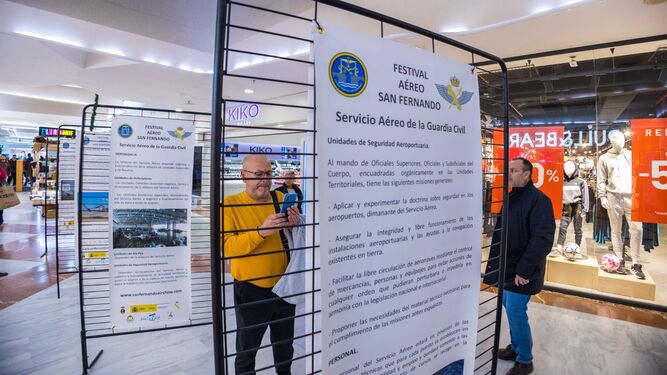 Inaugurada en el centro comercial Bahía Sur de San Fernando una exposición sobre el Servicio Aéreo de la Guardia Civil.