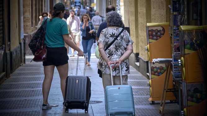 Dos turistas caminan por las calles del casco histórico de Cádiz.