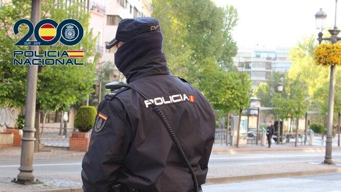 Un agente de la Policía Nacional en el centro de Granada
