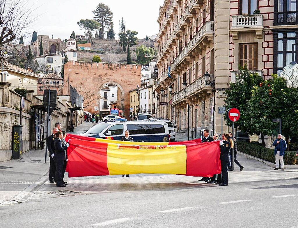 Fotogaler&iacute;a: Granada iza la bandera de Espa&ntilde;a en el bicentenario de la Polic&iacute;a Nacional