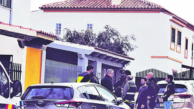 La Policía registra la casa donde se halló el cadáver del asesino de la mujer de Vélez-Málaga.