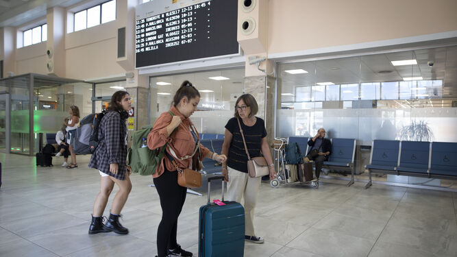 Varias personas se disponen a coger un avión en el aeropuerto de Granada.