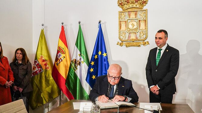Jesús Aguirre firma en el libro de visitas junto a Francis Rodríguez.