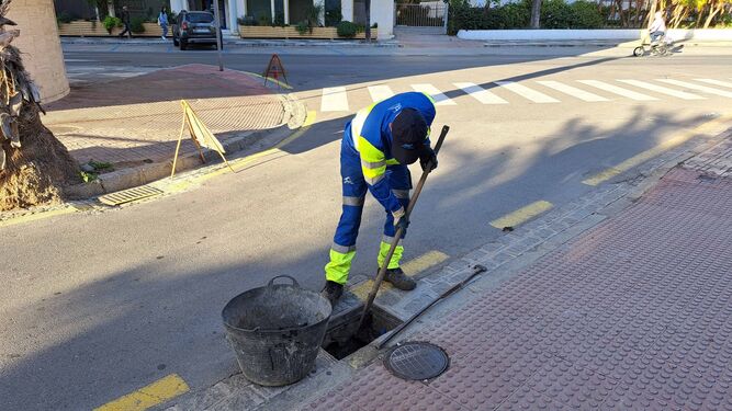 La Mancomunidad realiza más de 25.000 limpiezas de imbornales antes de la época de lluvias en la Costa de Granada
