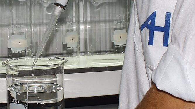 Imagen de un análisis del agua de Huelva en laboratorio