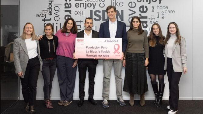 El equipo ISDIN hace entrega de los 25.000 euros al doctor Rubén Ventura de la Fundación FERO para apoyar la investigación del cáncer de mama.