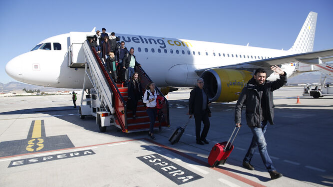 Varios pasajeros se bajan de un vuelo operado por Vueling en Granada.