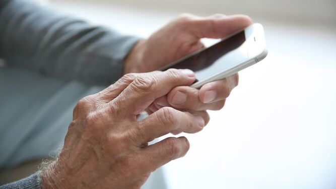 Aplicaciones y trucos para evitar que nuestros mayores caigan en las estafas de móvil