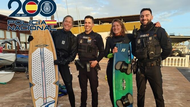 Agentes de la Policía Nacional salvan la vida a dos kitesurfistas en Motril