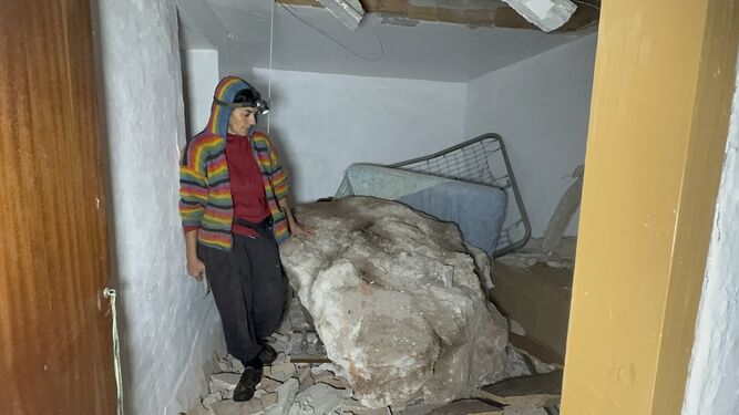 Una piedra del tamaño de un coche en plena habitación: Lújar sufre importantes daños en varias viviendas tras un desprendimiento